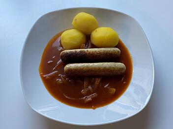 fraenkische-bratwuerste-zwiebel-bier-sosse
