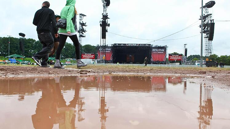 Das Konzertgel&auml;nde steht unter Wasser.