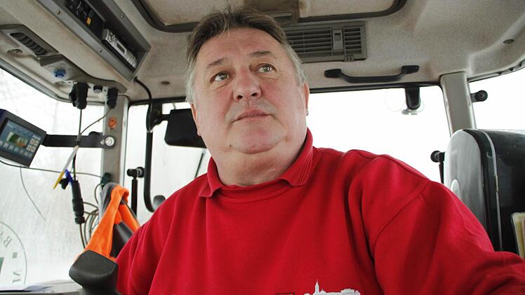Harald Kühn hat im Führerhaus des Schnee-Mobils alles im Griff.