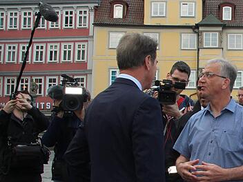 Radio, Fernsehsender, Zeitungen: Das Medieninteresse an der Entscheidung für oder wider eine Max-Brose-Straße war am Donnerstag groß. Hier ist Michael Stoschek im Gespräch mit dem Betriebsratsvorsitzenden von Brose, Jürgen Müller (rechts). Foto: Helke Renner