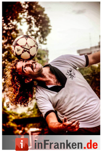 Mencho Sosa zeigt eine Mischung aus Freestyle-Fußball und klassischen Zirkuselementen wie Jonglieren.