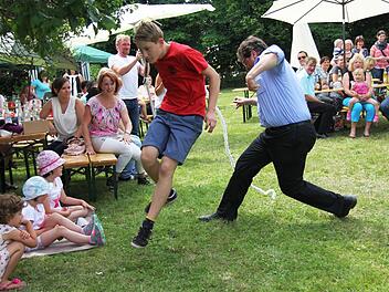 Michael Hebentanz (r.) versucht, den Echsenschwanz abzutreten. Foto: Uwe Thoma