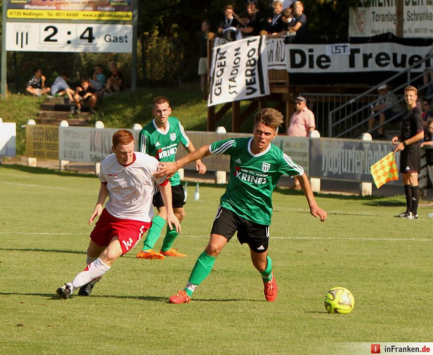 Der Sander Lucas Wirth (rechts) hält sich hier mit Erfolg seinen Regensburger Kontrahenten vom Leib.