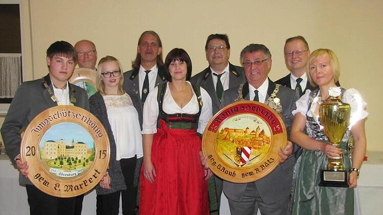 Neue Regenten der Schützengesellschaft Scheuerfeld 1956 Mühlengrund (vorne von links): Leon Markert, Lisa Stark, Diana Hofmann, Rolf Bätz, Christine Geuter; (hintere Reihe von links): Wolfgang Faaß, Ingo Hoffrichter, Matthias Heider und Klaus Jentsch Foto: Martin Koch