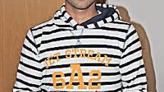 Mehdi Bagheri aus Afghanistan bringt Essen für das Buffet. "Gemacht hat das aber meine Frau", sagt er.