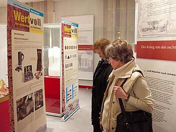 Besucherinnen informieren sich in der Ausstellung. Foto: Andrea Spörlein