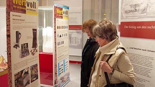 Besucherinnen informieren sich in der Ausstellung. Foto: Andrea Spörlein