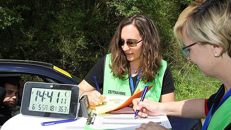 Julia Deinlein (Mitte) und Corinna Weißensel notieren an einer Zeitkontrolle die Durchfahrten der Teilnehmer.