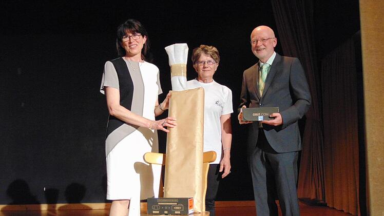 Isabelle Tornatore (l.) überreicht Bürgermeister Wolfgang Rast ein Gastgeschenk, ein Boule-Set. Foto: Petra Malbrich