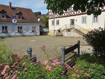 Sowohl das Brauer- und Büttnermuseum (links) als auch das alte Rathaus im Paradies sind sanierungsbedürftig. Sie sollen in das Pilotprojekt "Neue Mitte Weißenbrunn" einbezogen werden und die mögliche  Förderung  ausgelotet werden.K.- H. Hofmann/Archiv