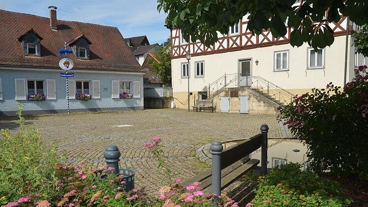 Sowohl das Brauer- und Büttnermuseum (links) als auch das alte Rathaus im Paradies sind sanierungsbedürftig. Sie sollen in das Pilotprojekt "Neue Mitte Weißenbrunn" einbezogen werden und die mögliche  Förderung  ausgelotet werden.K.- H. Hofmann/Archiv