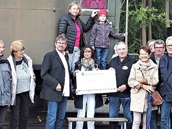 Scheckübergabe am preußischen Güterzugbegleitwagen; mit im Bild die stellvertretende UFC-Präsidentin Claudia Ebert (Mitte), Zweiter Vorsitzender Kurt Lang vom Förderverein DDM (rechts) und UFC-Präsident Thomas Holzmüller (links) sowie weitere Mitglieder des Unternehmerclubs Franken  Foto: privat