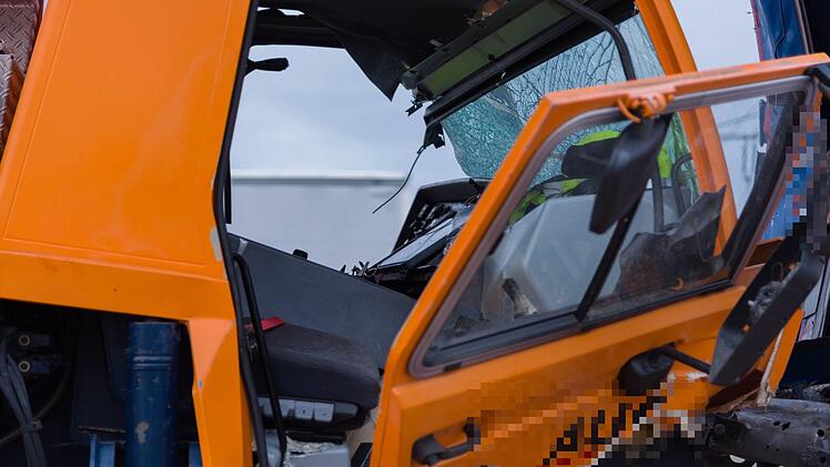 Der Fahrer des Baukrans wurde sehr schwer verletzt. Foto: NEWS5 / DESK