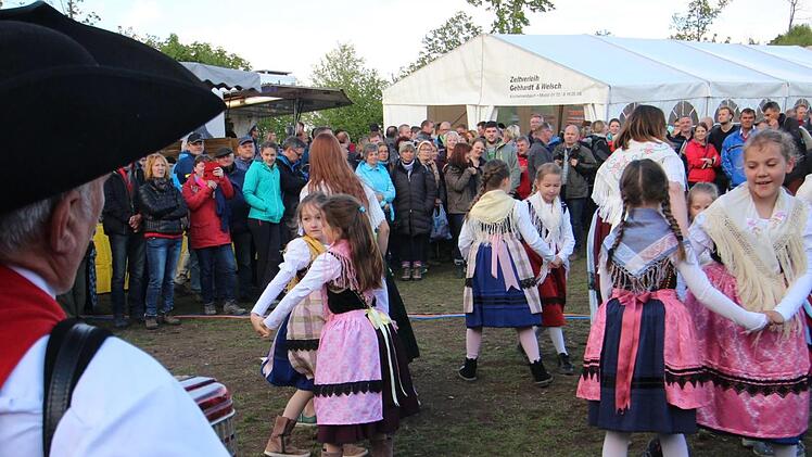 Die Mädels der Kinder- und Jugendgruppe führten in fränkischer Tracht auf dem Walberla-Plateau einen schwungvollen Volkstanz auf - begleitet von der Musik eines Ziehharmonika-Spielers.