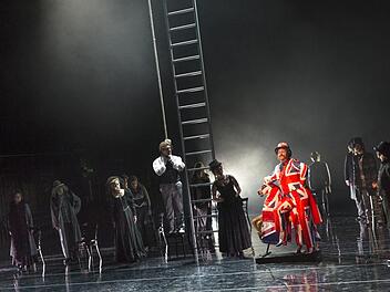 Die "Dreigroschenoper" spielt im Londoner Stadtteil Soho. Das Theater Hof führt das Stück jetzt im Bad Kissinger Kurtheater auf. Harald Dietz Fotografie