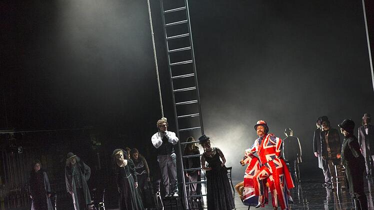 Die "Dreigroschenoper" spielt im Londoner Stadtteil Soho. Das Theater Hof führt das Stück jetzt im Bad Kissinger Kurtheater auf. Harald Dietz Fotografie