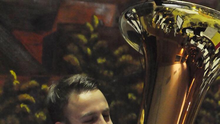 Fabian Scheller als Solist an der Tuba. Foto: Peter Klopf