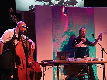 Die "SuppKultur" (von links: Stephan Goldbach und Andreas Thamm) bei ihrem Auftritt auf dem Festival der unabhängigen Leser im Z-Bau in Nürnberg. Foto: Laura Kröner