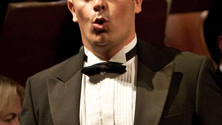 Ein Wiederhören gibt es mit Milen Bozhkov. Der lange Jahre am Landestheater engagierte Tenor kehrt als Gast in der Rolle von Gustav III. zurück.