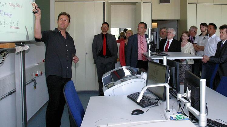 Beim Rundgang durch die die neugestalteten Fachräume der Staatlichen Fachschule für Maschinenbautechnik erläuterte Fachlehrer Nico Höllein unter anderem stellvertretendem Landrat Christian Gunsenheimer und Coburgs Drittem Bürgermeister, Thomas Nowak (von links) die moderne Ausstattung. Foto: Bettina Knauth