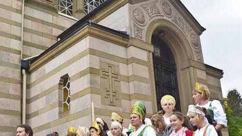 Der Kirchenchor in farbenprächtiger Tracht vor der russischen Kirche.