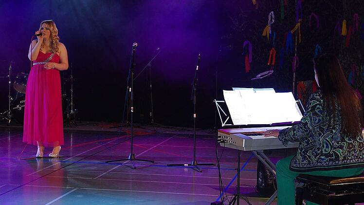 n Lara Weinert sang mit viel Gefühl "Make You Feel My Love". Foto: Heike Schülein