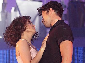 Famoses Kult-Traumpaar: Anna-Louise Weihrauch und Mate Gyenei als Baby und Johnny im Musical "Dirty Dancing". Noch bis 2. August ist die Bühnenshow in der Nürnberger Frankenhalle zu sehen. Fotos: Jochen Nützel