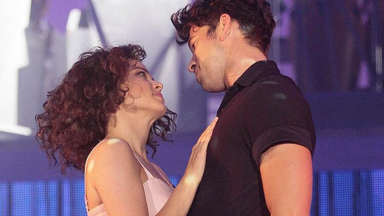 Famoses Kult-Traumpaar: Anna-Louise Weihrauch und Mate Gyenei als Baby und Johnny im Musical "Dirty Dancing". Noch bis 2. August ist die Bühnenshow in der Nürnberger Frankenhalle zu sehen. Fotos: Jochen Nützel
