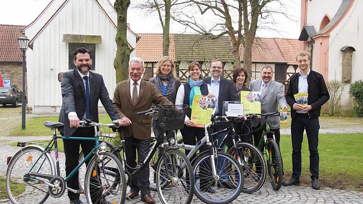 Vorgestellt wurde der Aktionstag in Geldersheim, der Er&ouml;ffnungsgemeinde, von B&uuml;rgermeister Oliver Brust, stellvertretendem Landrat Peter Seifert, Eva Braksiek, Allianzmanagerin Oberes Werntal, D&eacute;siree Krau&szlig; von der Tourist Info Schweinfurt 360 Grad, Stephan Roth, Leiter des Gesundheitsamts Main-Spessart, Claudia Herberth von der Main-Spessart Tourismuszentrale, Th&uuml;ngens B&uuml;rgermeister Lorenz Strifsky und Sebastian Schwarz von der Erfurter Bahn (von links). Foto: Silvia Eidel