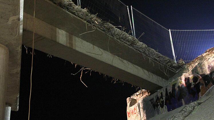 Die Brücke zwischen Kersbach und Baiersdorf wird demontiert. Foto: Josef Hofbauer