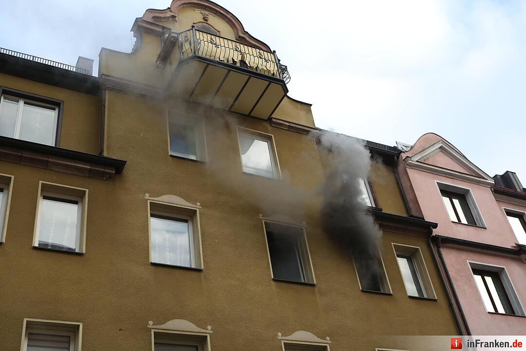 Mehrfamilienhaus in Nürnberg brennt