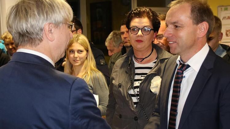 Gemeindewahlleiter Manfred Rott gratuliert dem alten und neuen Bürgermeister Matthias Schneider.