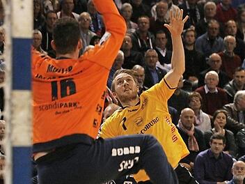 Lukas Wucherpfennig sorgte gerade in der Anfangsphase für einige tolle Momente. Der "Ersatz-Rechtsaußen" - Florian Billek musste verletzt aussetzen - machte seine Sache in Flensburg hervorragend, konnte die Niederlage allerdings deshalb natürlich auch nicht vermeiden. Fotos: Iris Bilek