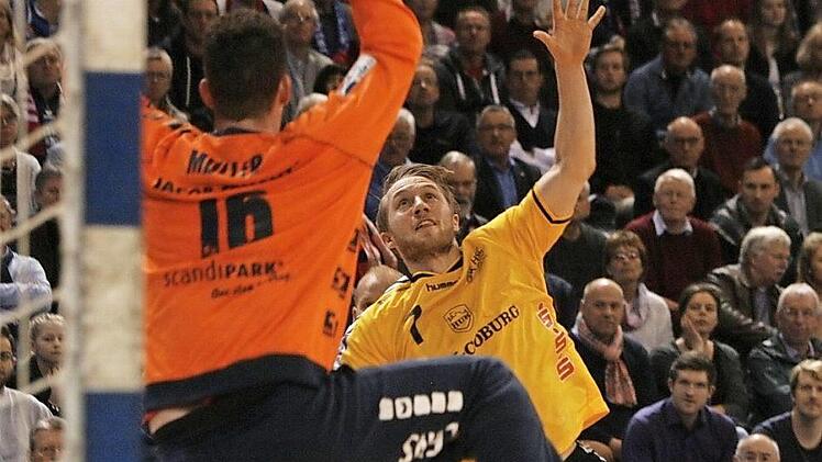 Lukas Wucherpfennig sorgte gerade in der Anfangsphase für einige tolle Momente. Der "Ersatz-Rechtsaußen" - Florian Billek musste verletzt aussetzen - machte seine Sache in Flensburg hervorragend, konnte die Niederlage allerdings deshalb natürlich auch nicht vermeiden. Fotos: Iris Bilek