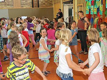 Alle tanzten mit, als Oma Ilse Schwarz auf ihrem Akkordeon spielte.  Foto: Dieter Britz