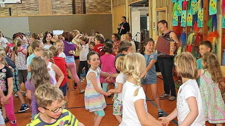 Alle tanzten mit, als Oma Ilse Schwarz auf ihrem Akkordeon spielte.  Foto: Dieter Britz