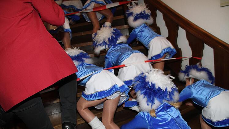 Die Jüngsten des Staffelsteiner Karnevals-Klub ließen sich auch von einer Absperrung nicht aufhalten.Gerda Völk