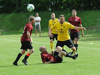 Wer fällt und wer bleibt standhaft? Diese Fragen werden in der Fußball-Relegation beantwortet. Mit dabei sind die Kicker des TSV Wollbach (gelbe Trikots), die sich mit dem Sieg in Lauter die Aufstiegs-Relegation sicherten - und den Gegner in die Abstiegs-Relegation schickten.ssp