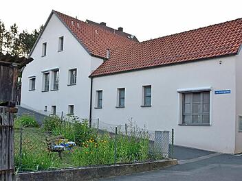 Die Gemeinde Gädheim wird die Kindertagesstätte "Bachinsel" in Gädheim um einen Anbau erweitern und sowohl die Straße "Am Kindergarten" als auch den Garten (links) überbauen. Damit werden weitere Plätze geschaffen. Der Gemeinderat stimmte dem Konzept zu.  Foto: Ulrike Langer