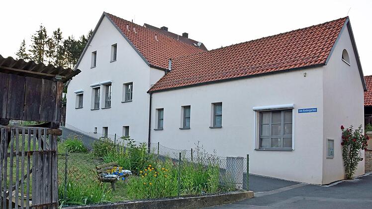 Die Gemeinde Gädheim wird die Kindertagesstätte "Bachinsel" in Gädheim um einen Anbau erweitern und sowohl die Straße "Am Kindergarten" als auch den Garten (links) überbauen. Damit werden weitere Plätze geschaffen. Der Gemeinderat stimmte dem Konzept zu.  Foto: Ulrike Langer