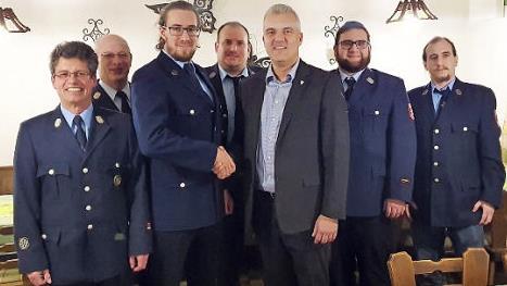 Die Feuerwehr Lauenhain w&auml;hlte eine neue F&uuml;hrungsmannschaft. Das Bild zeigt (von links) Alexander Gratzer (2. Vorsitzender), Kreisbrandmeister Harald Meyer, Sebastian Lieb (1. Vorsitzender), Stefan Gr&uuml;dl (Schriftf&uuml;hrer), B&uuml;rgermeister Timo Ehrhardt, Alexander M&uuml;ller (1. Kommandant) und Daniel M&uuml;ller (Kassenwart). Foto: Heike Sch&uuml;lein
