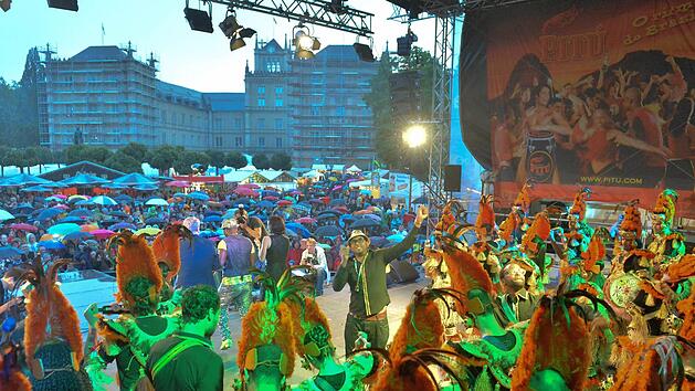 Ausgelassen feiern - auf und vor der B&uuml;hne. Darauf m&uuml;ssen Samba-Fans in der ersten Pause seit 1992 verzichten. Foto: CT-Archiv / Ronald Rinklef