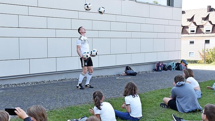 Der Fußballjongleur Sebastian Landauer aus München begeisterte bei der CVG-Summer School.