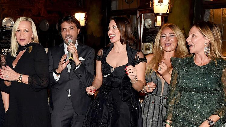 Ladys Night: Schlagersänger Alessandro Morgan, umringt von (von links) Veranstalterin Birgit Fischer-Höper (Munich Connexions), Moderatorin Dany Michalski, Schmuckdesignerin Pegah Ghaemi-Trampert (Private Suite) und Immobilienmanagerin Claudia Klu...