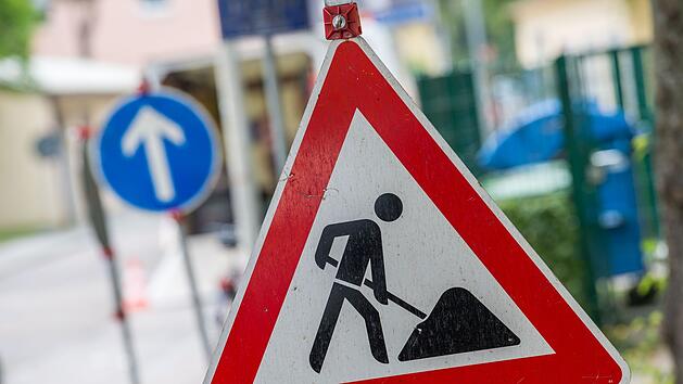 Autofahrer (57) f&auml;hrt durch frischen Teer kollidiert mit Stra&szlig;enarbeiter im Kreis Bamberg