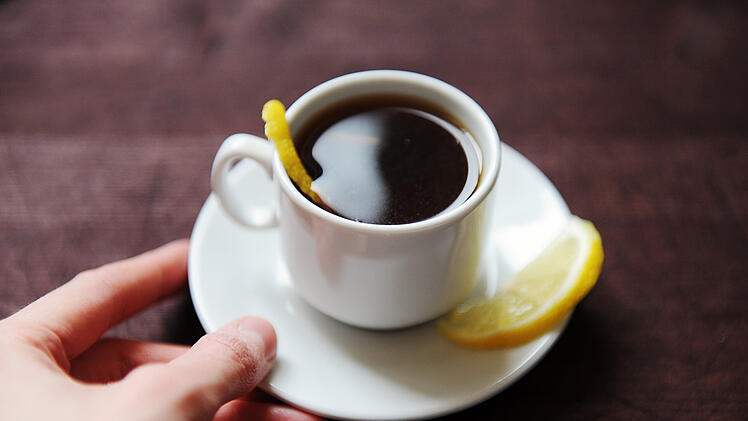 Kaffee mit Zitrone, Kaffee, Kaffee trinken