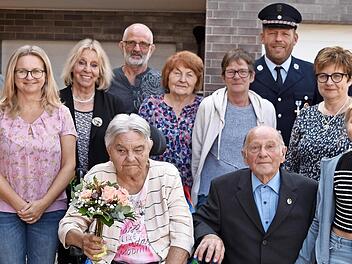 Im Kreise ihrer Familienangehörigen sowie mit Vereinsvertretern und Ehrengästen feierten Erika und Heinz Dietel ihre eiserne Hochzeit.