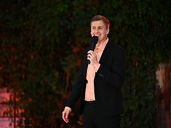 Zur &Uuml;berbr&uuml;ckung der Sommerpause der "heute-show" pr&auml;sentiert Till Reiners sein eigenes Comedy-Programm mit prominenten G&auml;sten und aufstrebenden Newcomern.