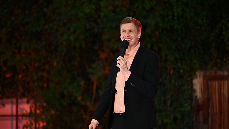 Zur &Uuml;berbr&uuml;ckung der Sommerpause der "heute-show" pr&auml;sentiert Till Reiners sein eigenes Comedy-Programm mit prominenten G&auml;sten und aufstrebenden Newcomern.