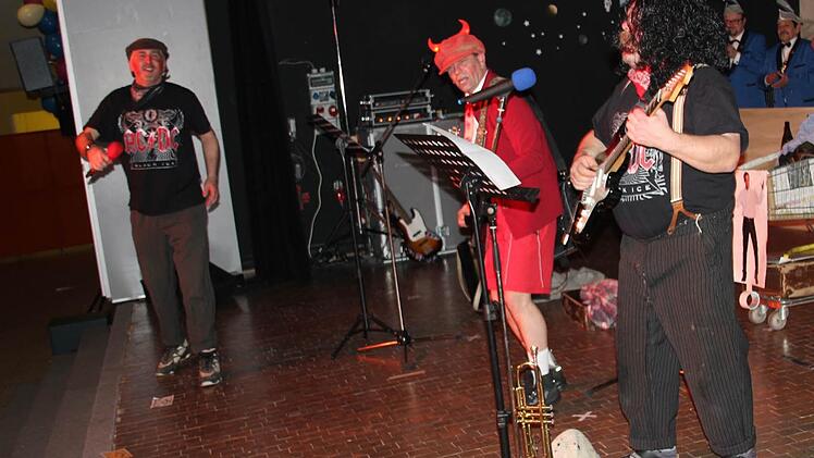 ..., die auch AC/DC skandierten.